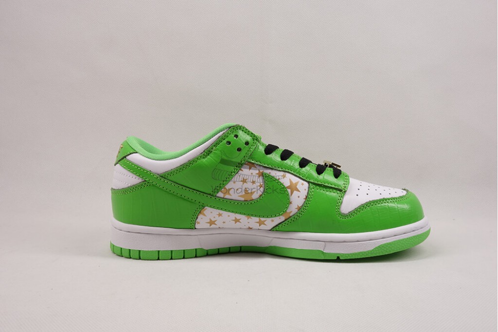 sb dunk low S*p*e stars mean green